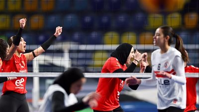 «سيدات طائرة الأهلي» يتوجن ببطولة دوري المرتبط بعد الفوز على الزمالك 