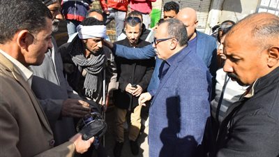 مبادرة إنسانيه.. محافظ أسيوط يوفر العلاج والعمل والسكن لمواطن 