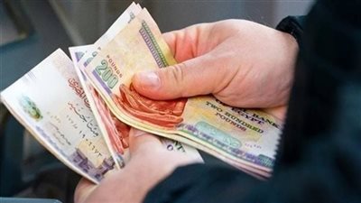 باخد فلوس من وراء زوجى وبسلفها له.. أمين الفتوى يوضح الحكم