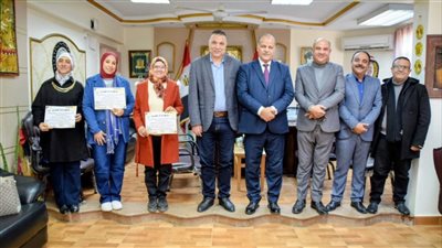 تكريم مدرسة القناة الإعدادية بنات لاستضافة القوافل التعليمية ببورسعيد