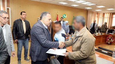 محافظ الشرقية يسلم 30 عقد عمل لذوي القدرات الخاصة والهمم بالقطاع الخاص