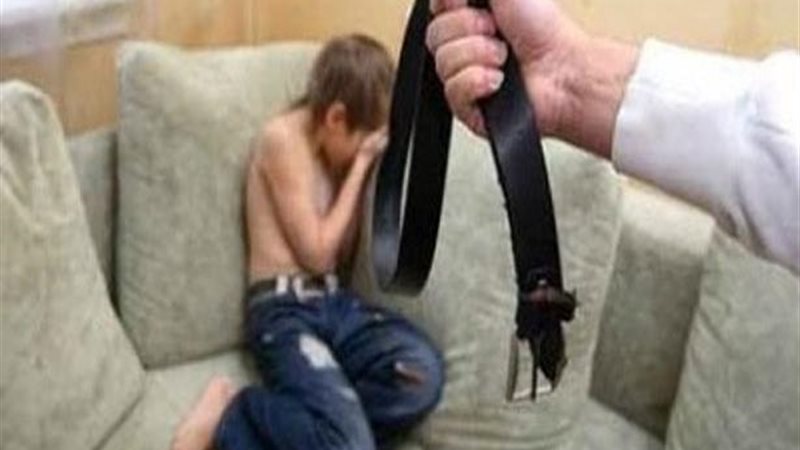 أب يعذب إبنته تعبيرية