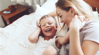استشاري يحذر: الحنان الزائد قد يفسد الطفل ويؤثر على سلوكه بمرحلة المراهقة