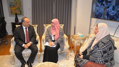 محافظ أسيوط يشيد بتجربة زينب بدر ويقرر دعمها مهنيًا تقديرًا لقصة كفاحها