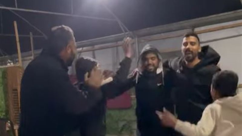 احتفال شبان فلسطينيين