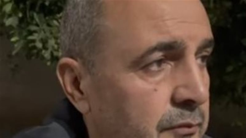 اب يبحث عن نجله بحريق