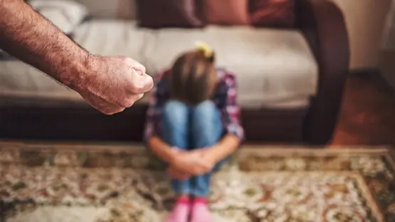 تعدي أب على طفلته
