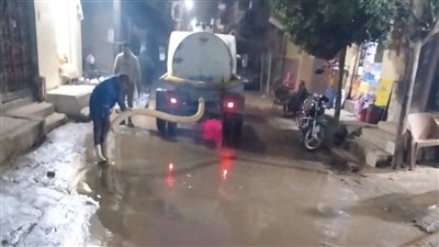 غرقت الشارع.. إصلاح عطل بخط الصرف فى مدينة قويسنا بالمنوفية