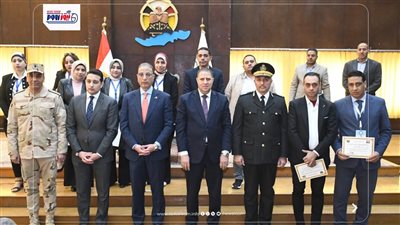 محافظ الفيوم يكرم العاملين بمركز سيطرة الطوارئ ويثمن جهود مراقبة بحيرة قارون