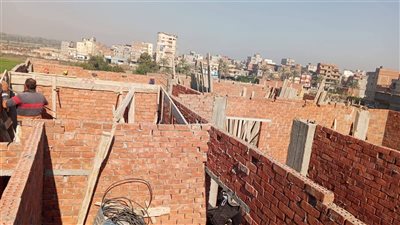 دمياط تكثف حملات إزالة مخالفات البناء بالسنانية وتطبق القانون فورا