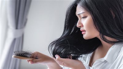 أسباب تساقط الشعر.. عوامل تتسبب في فقدان خصلاتك الحريرية