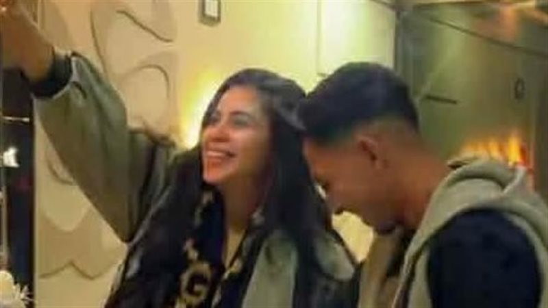 صاحبة المطعم والشاب