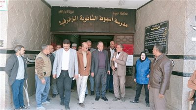 مدير تعليم أسيوط يتفقد تجهيزات مركز 