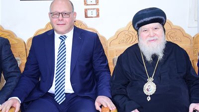 في مشهد وطني يتجدد سنويًا.. رئيس جامعة سوهاج يهنئ الأقباط بعيد الميلاد المجيد