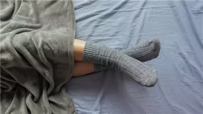 برودة القدمين في الشتاء رغم ارتداء الجوارب.. 5 أسباب محتملة