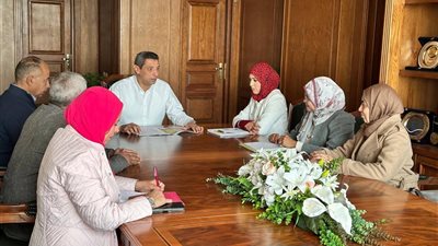محافظ السويس يبحث مشاكل المزارعين بالأراضي المستصلحة بقرية الشلوفة