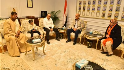 محافظ أسيوط يتدخل لإنقاذ طفل كفيف ويكفل علاجه فورًا