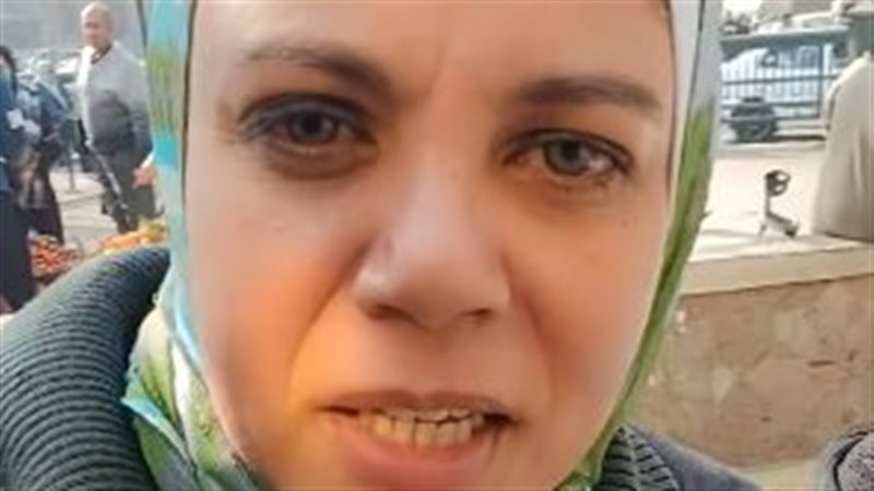 سيدة تنتقد جلوس المرضى