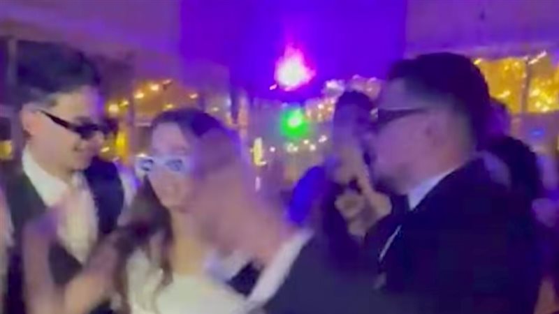 ابنة منير مكرم وعريسها