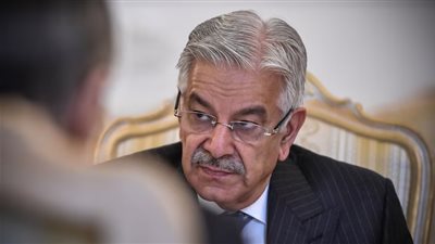 وزير الدفاع الباكستاني يدعو لمعاقبة ترامب واختطاف نتنياهو.. والمذيع يوقف البث