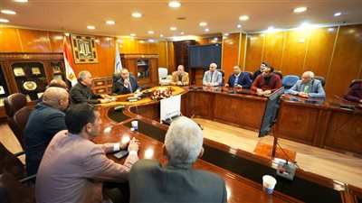 محافظ أسيوط يلتقي أولياء الأمور بمجلس أمناء مدرسة الخياط الثانوية بنات لمناقشة