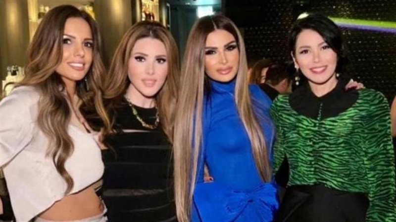لقاء الخميسي وصديقاتها