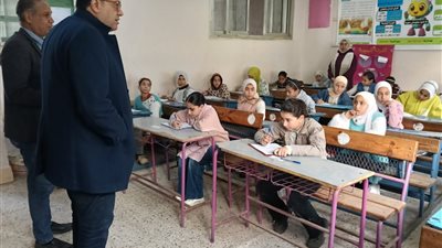 وكيل تعليم الغربية يتابع امتحانات النقل .. لا تهاون مع الغش أو المخالفات