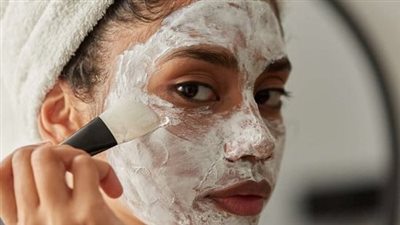 نصائح طبيعية وفعالة لترطيب البشرة الجافة في فصل الشتاء 