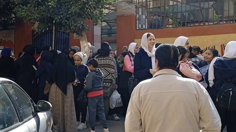 طالب يهاجم معلمته