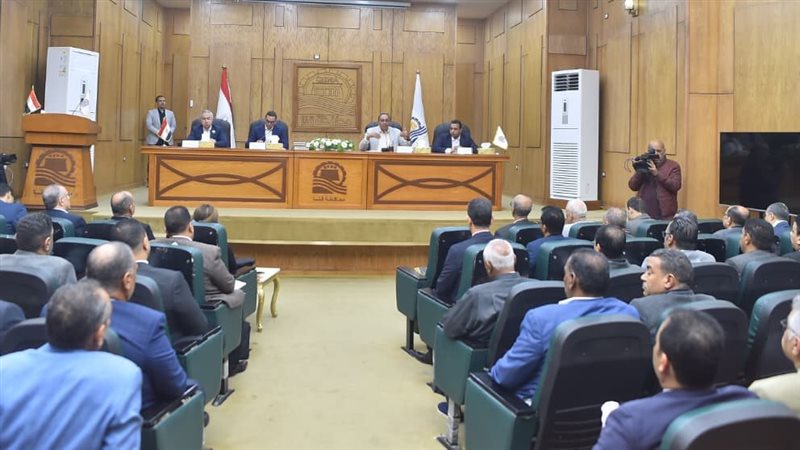 وزير الاستثمار يلتقي