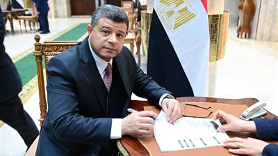 تسليم الأعضاء الجدد لكارنيهات العضوية في مجلس النواب| صور
