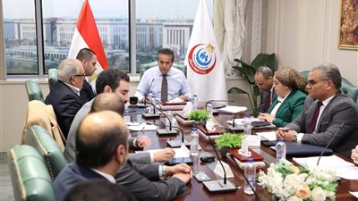 وزير الصحة يعقد اجتماعاً مع مجلس إدارة مستشفى جوستاف روسي لعلاج الأورام