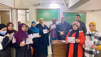 ضمن مبادرة «مصانع بلا أميه» تعليم الكبار بالشرقية تكرم 435 عاملا اتموا الدراسة