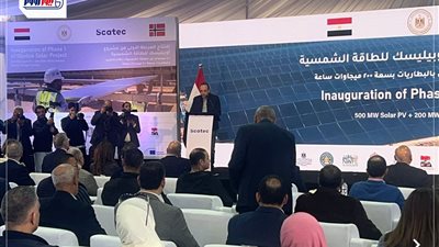 أول صور من داخل مؤتمر رئيس الوزراء ومرافقيه لافتتاح محطة الطاقة الشمسية بقنا