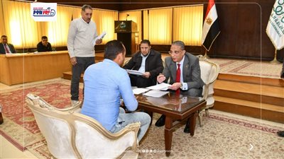 محافظ الفيوم يتدخل لحل مشاكل الكهرباء والصرف الصحي ويراجع شكاوى المواطنين
