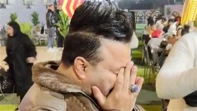 دموع الفرح.. الفنان عمرو الجزار يبكي متأثراً بعقيقة ابنته