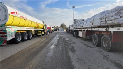 لسوء الأحوال الجوية.. الهلال الأحمر يدفع بـ2000 خيمة ومستلزمات إغاثية إلى غزة