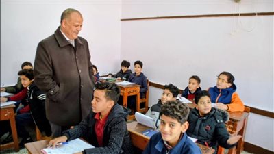 وكيل التعليم ببورسعيد يتابع انتظام امتحانات نصف العام لصفوف النقل بالمدارس 