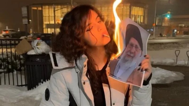 شابة إيرانية تحرق