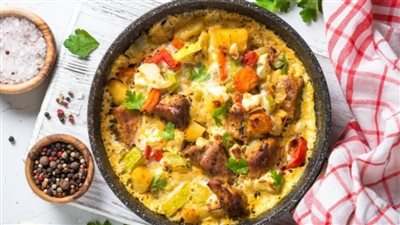 طريقة عمل صينية بطاطس بالكاري الشهي بخطوات سهلة في المنزل 	