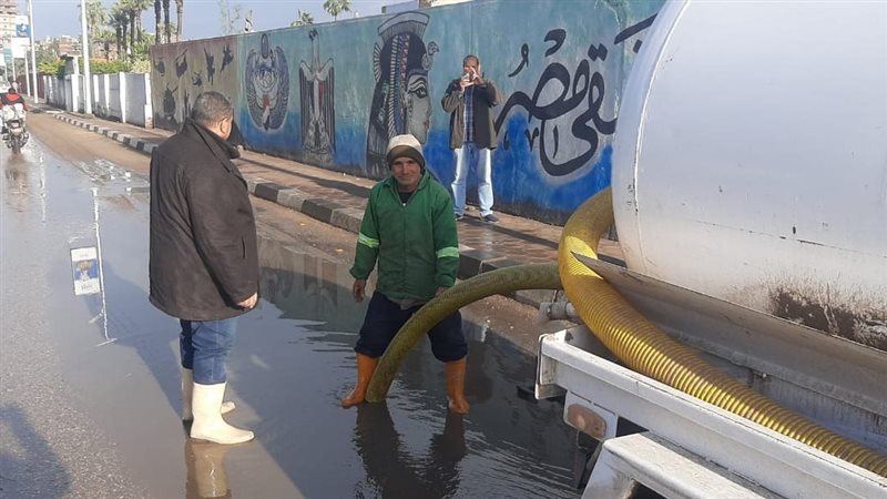 جانب من رفع الامطار