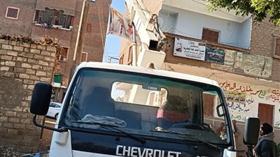 محافظ أسيوط: صيانة وتركيب كشافات كهرباء لرفع كفاءة منظومة الإنارة بقرية دوينة 