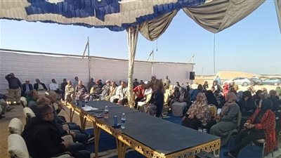 محافظ السويس يلتقي أهالي الشلوفة ويستمع لشكاوى الخدمات والصرف الصحي