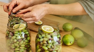 تعرفي على أسهل طريقة لتخليل الزيتون.. اعمليها لرمضان 