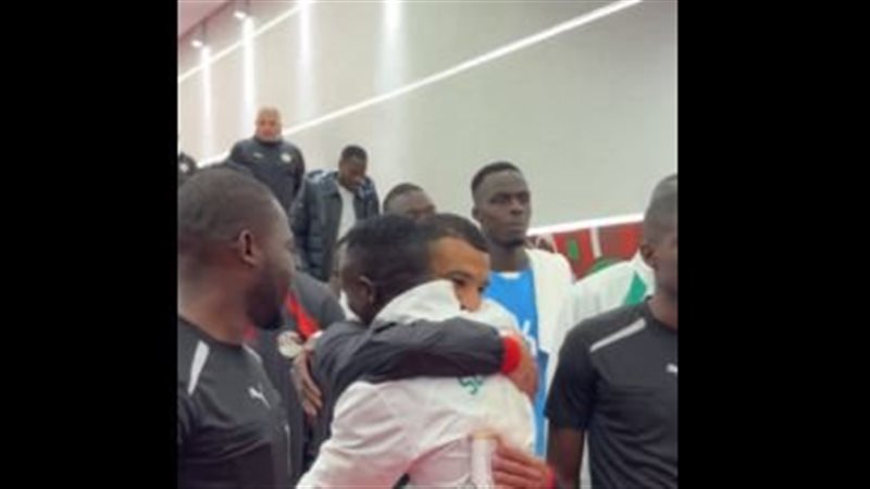 عناق بين صلاح وساديو