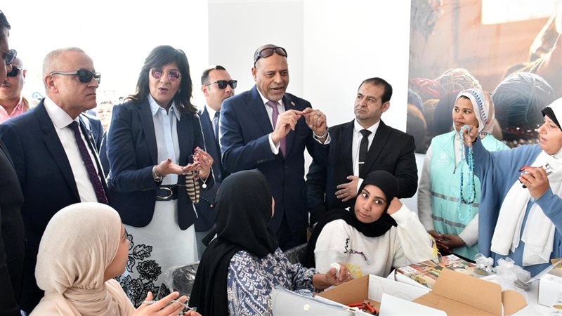 وزير العمل ومحافظ