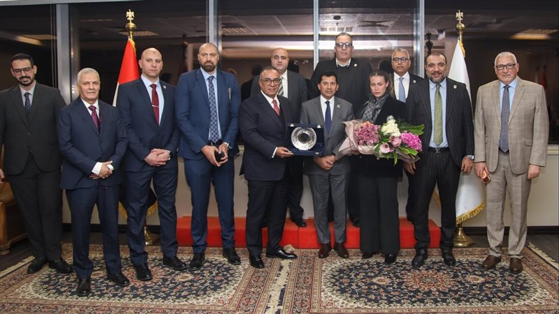 وزير الرياضة يجتمع
