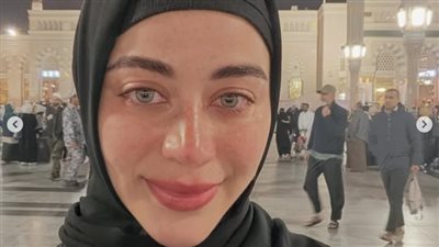 بعيون باكية.. يارا السكري تنشر صورا من الروضة الشريفة: لا تحرمني لذة القرب منك