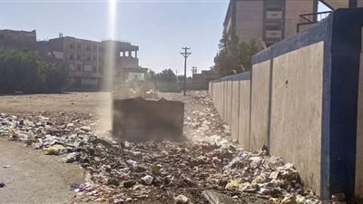 سلوك خاطئ.. إلقاء المخلفات خارج حاويات القمامة يتسبب في ايذاء المواطنين بقنا