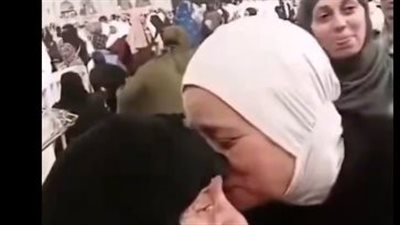 ادعي لبنتي يا حاجة.. معتمرة عراقية تلبّي طلب امرأة مصرية وتدعو لابنتها بالزواج